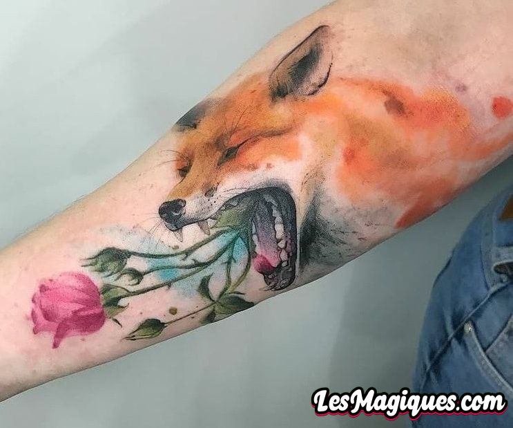 Tatouage de renard avec tatouage de fleur