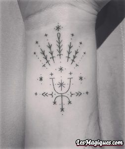 Tatouage flèche de Frances Bean Cobain