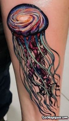 Tatouage de méduse de galaxie
