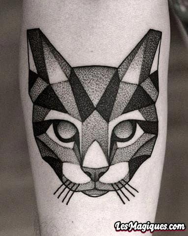Tatouage de chat géométrique