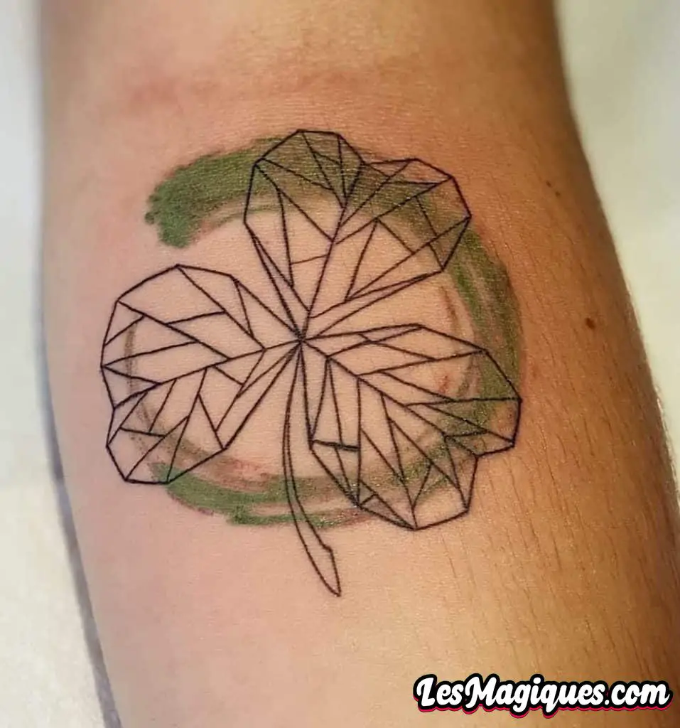 Tatouage géométrique de trèfle