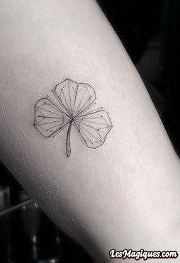 Tatouage géométrique de trèfle