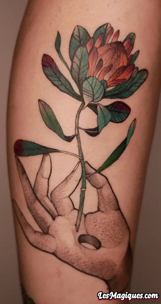 Main tenant le tatouage de fleur