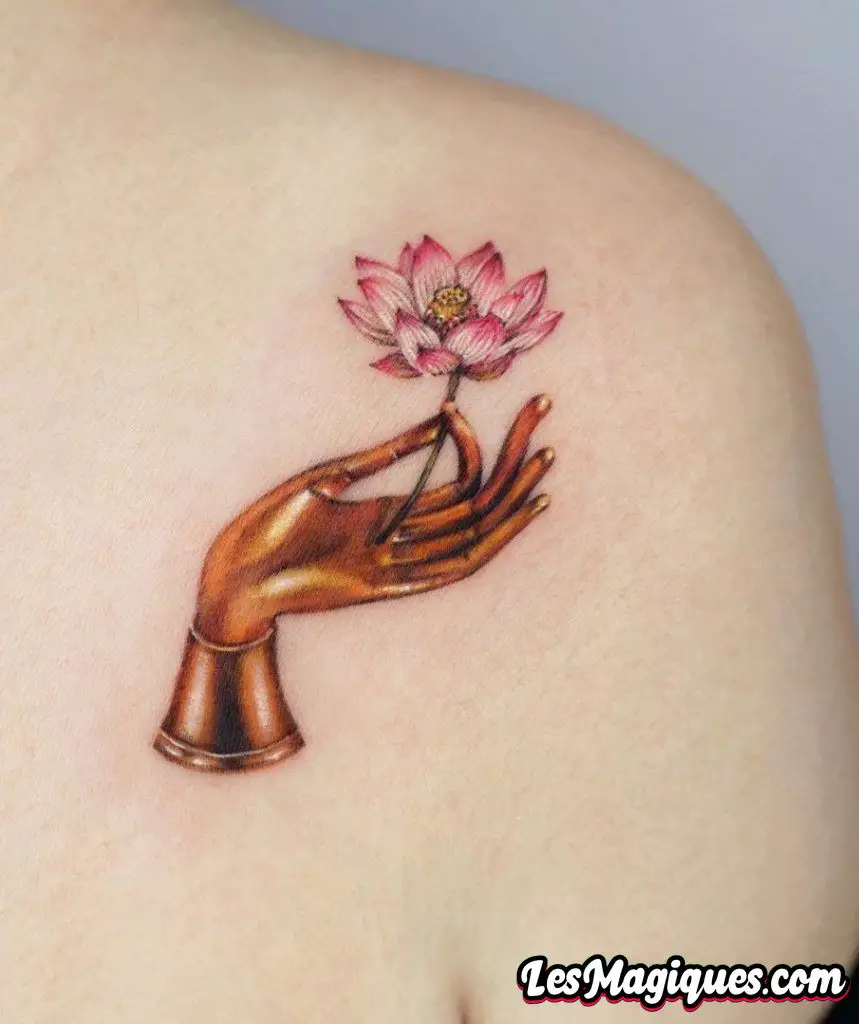 Main tenant le tatouage de fleur
