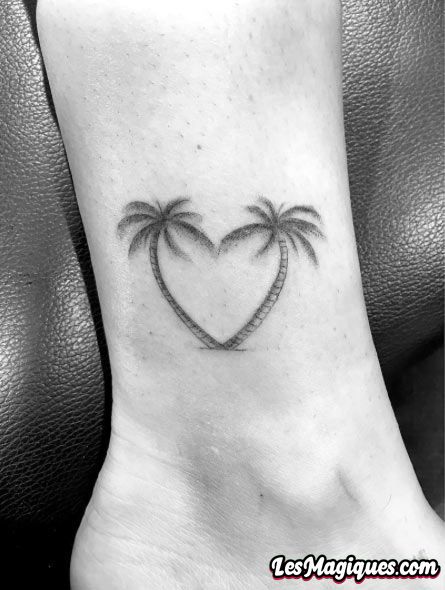 Tatouage de palmier en forme de coeur