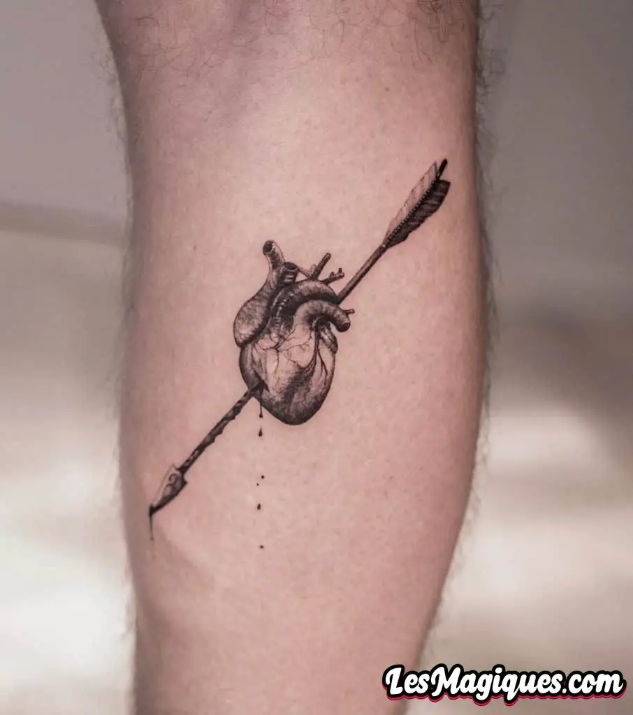 Tatouage anatomique coeur et flèche