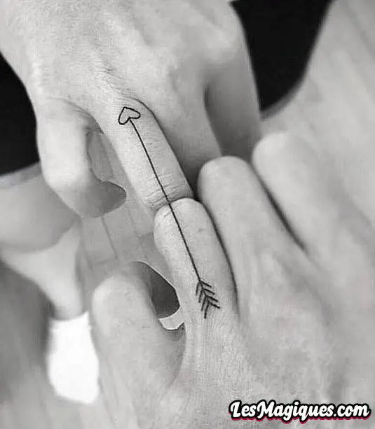 Tatouage coeur et flèche sur le doigt