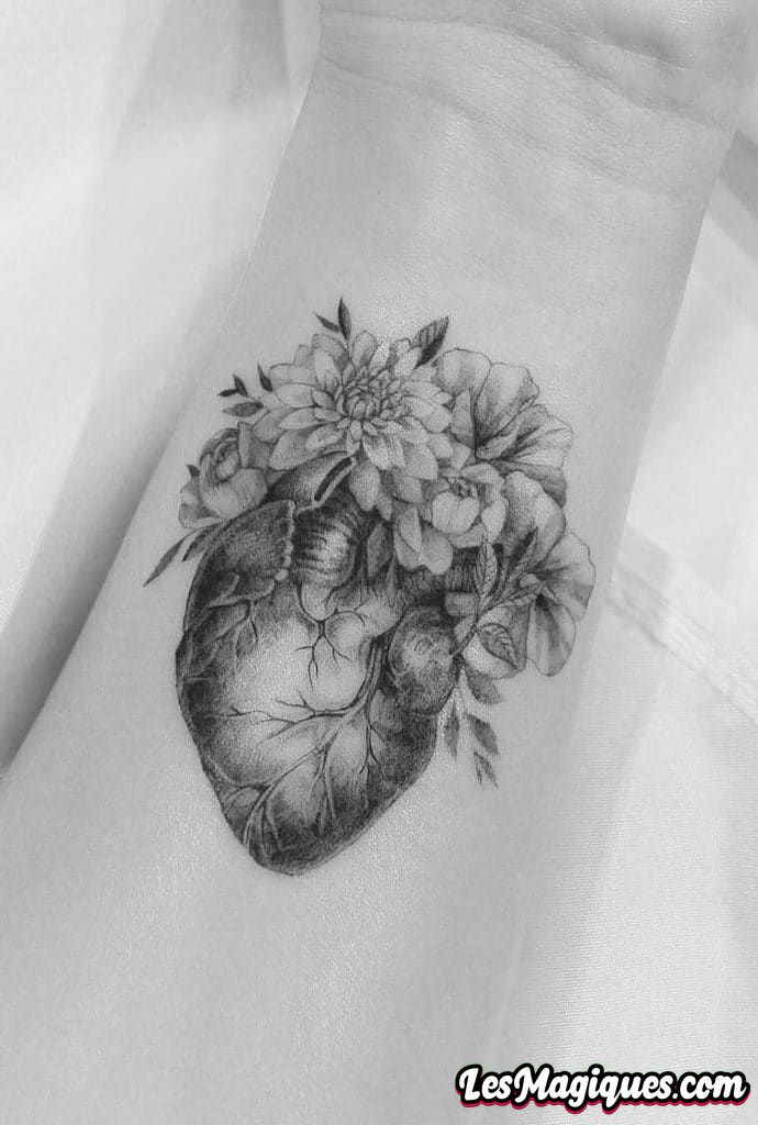 Tatouage anatomique coeur et fleur