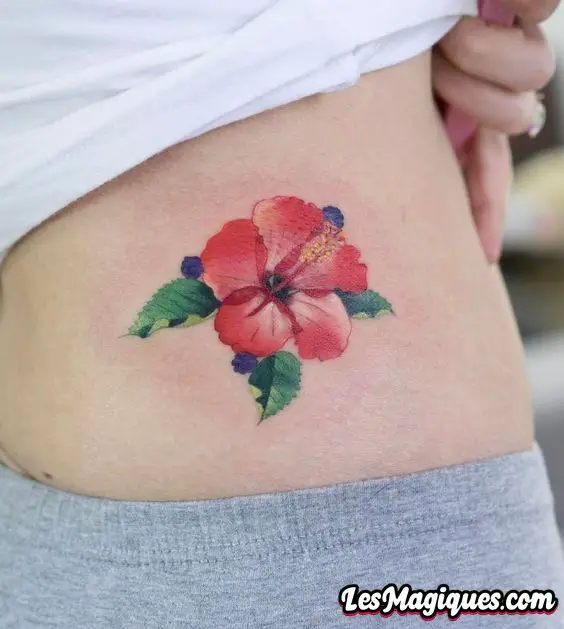 Tatouage d'hibiscus sur le bas du dos