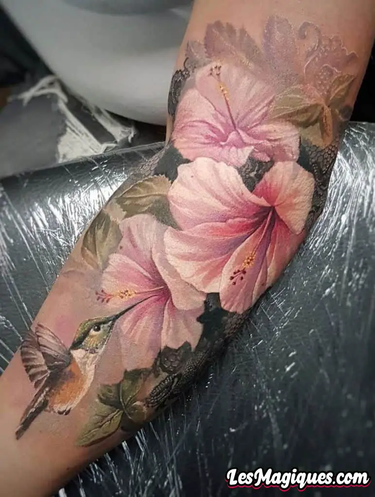 Tatouage d'hibiscus et tatouage de colibri