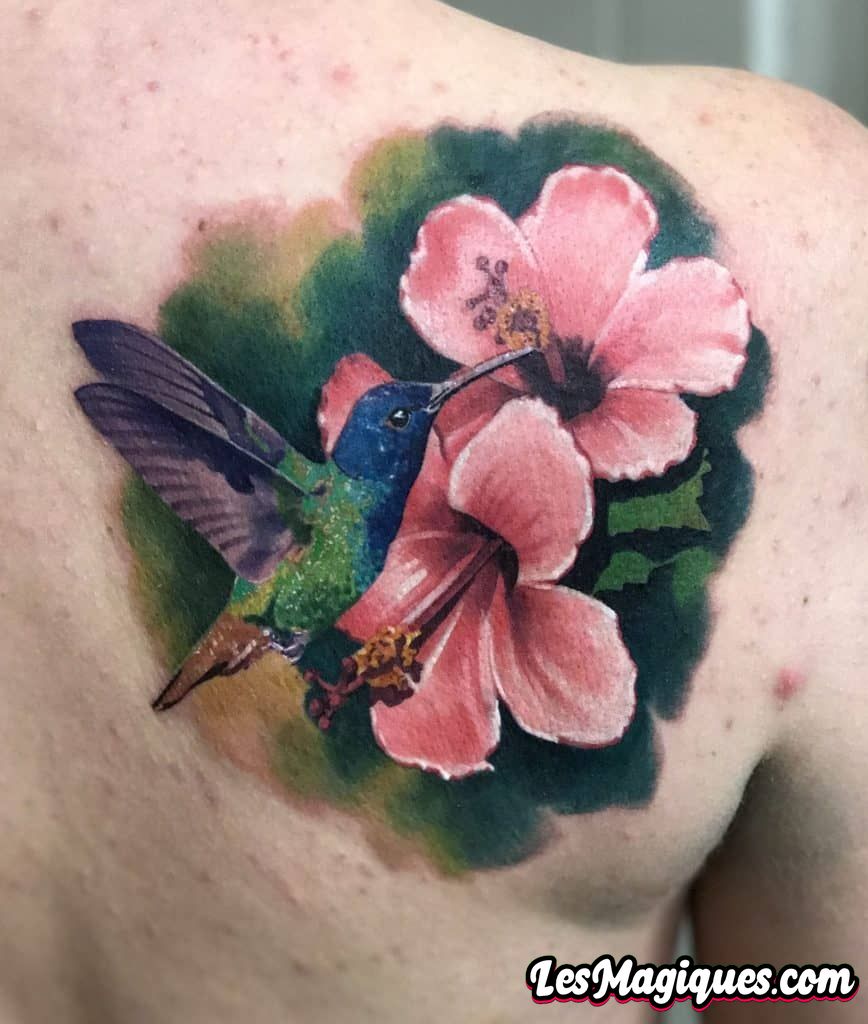 Tatouage d'hibiscus et tatouage de colibri