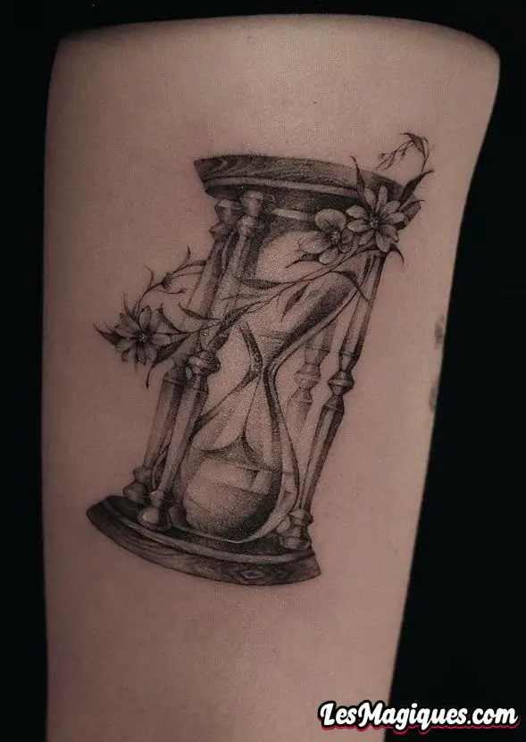 Tatouage de sablier avec tatouage de fleur