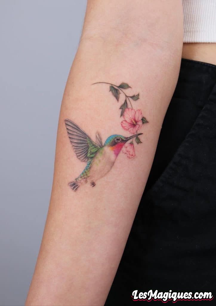 Tatouage d'avant-bras de colibri