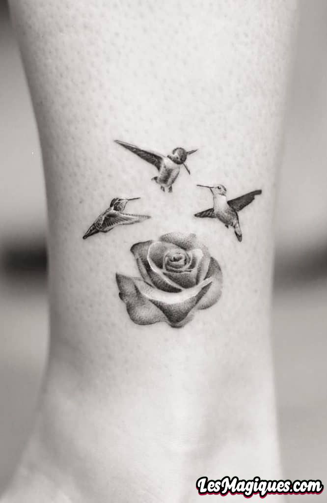 Tatouage de trois colibris avec tatouage de rose