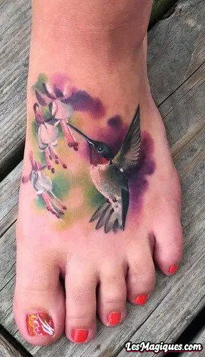 Tatouage de colibri sur pied