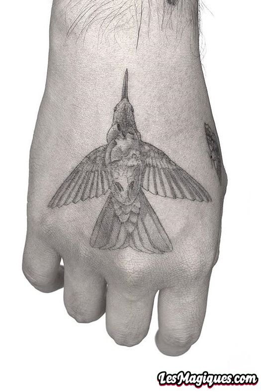 Tatouage de colibri sur la main