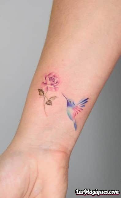 Tatouage de colibri sur le poignet
