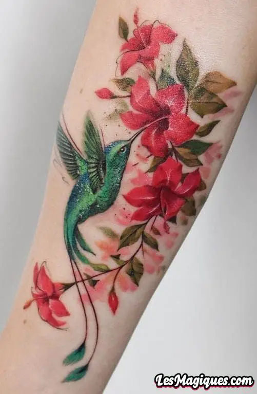 Tatouage de colibri avec tatouage de fleur