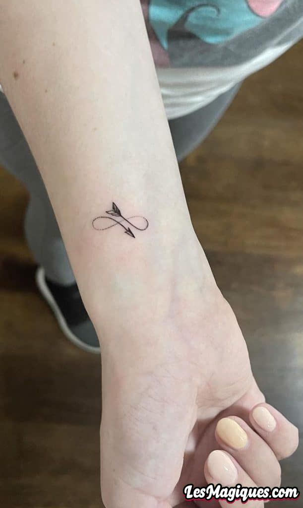 Tatouage Flèche Infinie