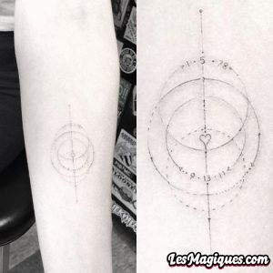 Tatouage de la flèche de January Jones
