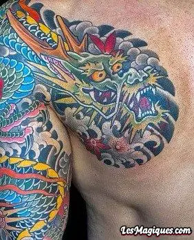 Tatouage de poitrine de dragon japonais