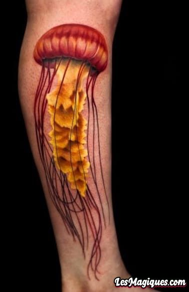 Tatouage de méduse sur le mollet