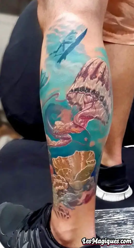 Tatouage de méduse sur le mollet