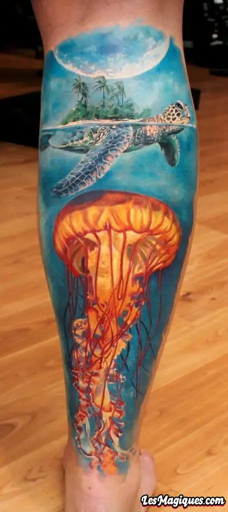 Tatouage de méduse sur le mollet