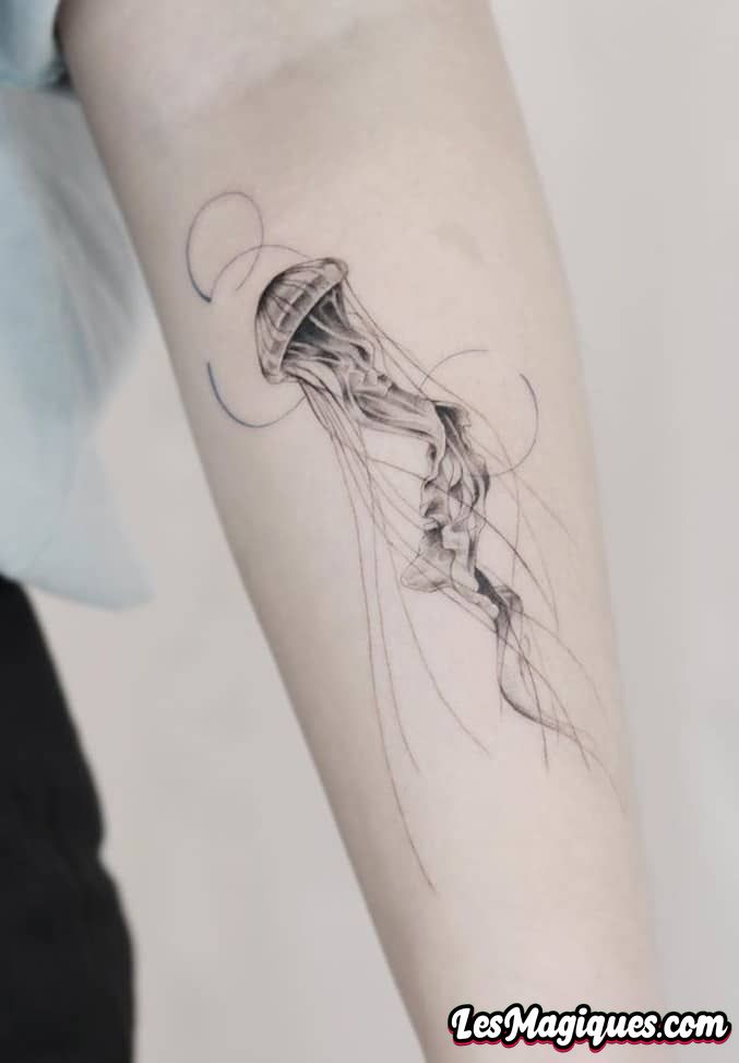 Tatouage de méduse sur l'avant-bras