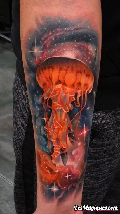 Tatouage de méduse sur l'avant-bras