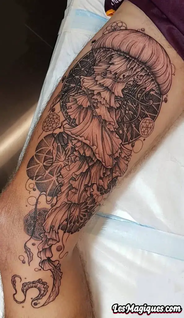 Tatouage de méduse sur la cuisse