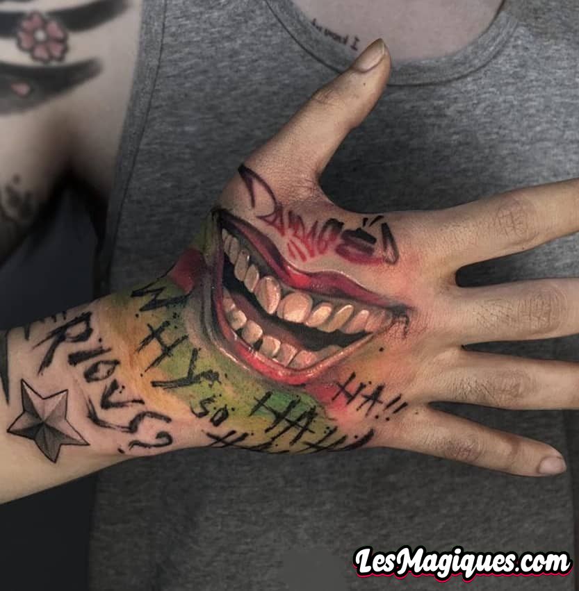 Sourire de main de tatouage de joker