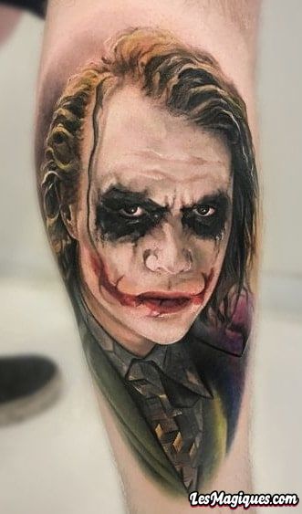 Tatouage Joker sur le mollet