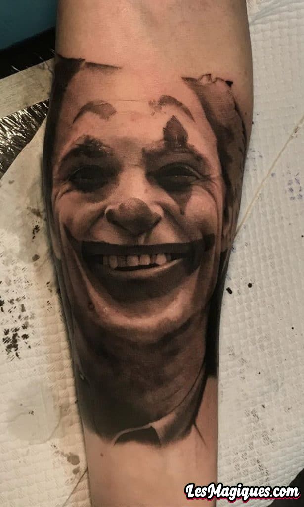 Tatouage Joker sur l'avant-bras