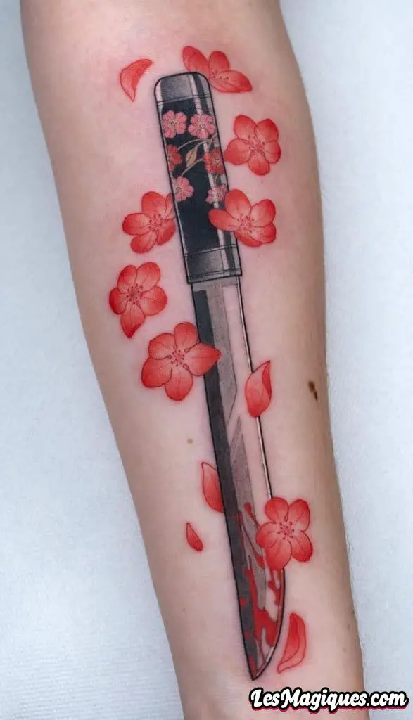 Tatouage de fleur de cerisier Katana