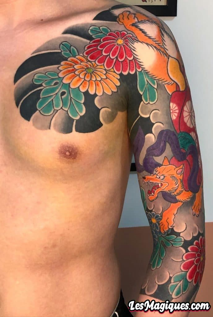 Tatouage Kitsune avec des tatouages ​​​​de fleurs japonaises