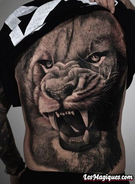 Grand tatouage de lion