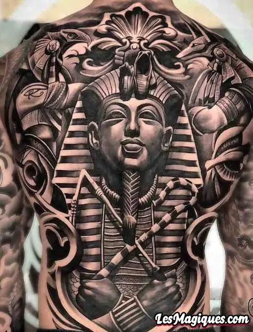 Tatouage égyptien à grande échelle