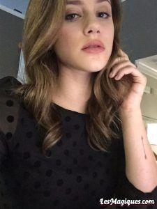 Le tatouage de flèche de Lili Reinhart