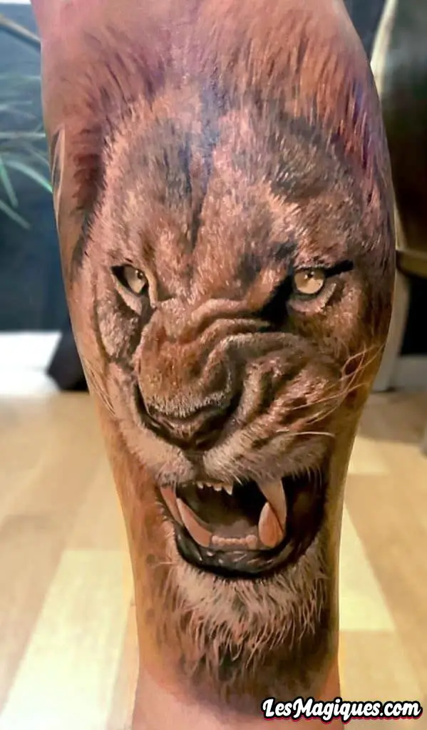 Tatouage de lion sur le mollet