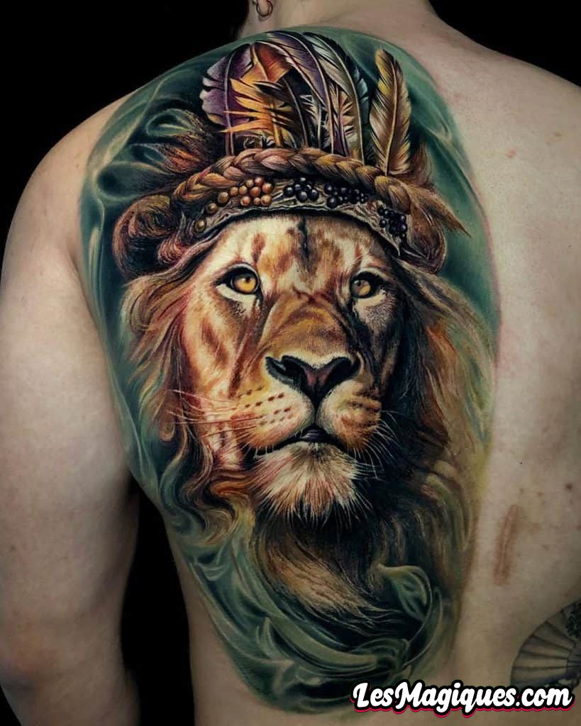 Tatouage de lion sur l'omoplate