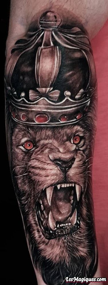 Tatouage de lion avec couronne