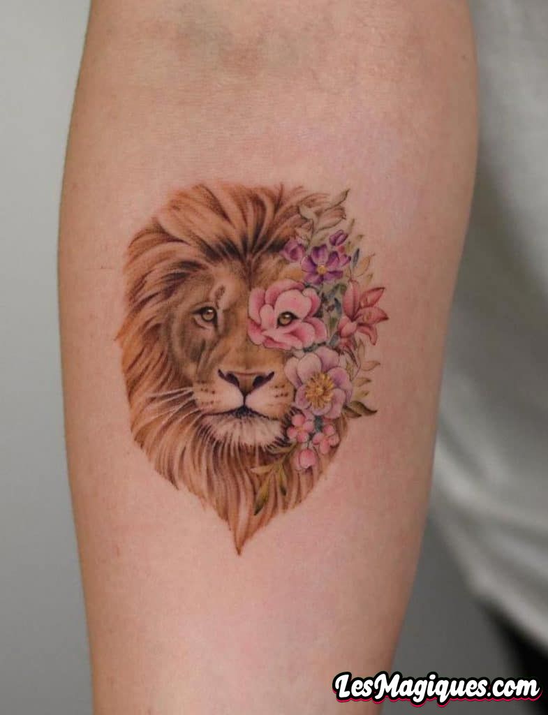 Tatouage de lion avec des tatouages ​​​​de fleurs