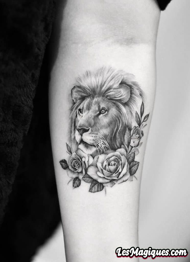 Tatouage de lion avec des tatouages ​​​​de rose