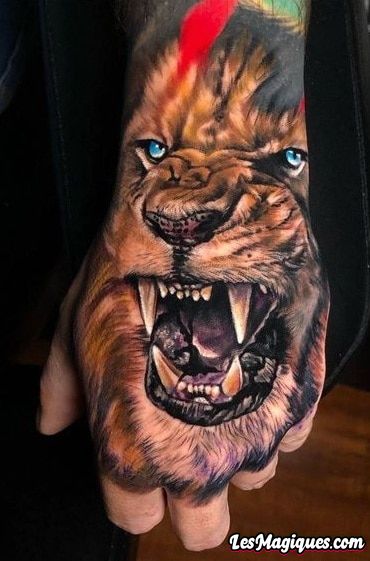Tatouage de lion sur la main