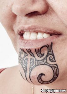 Tatouage maori au menton