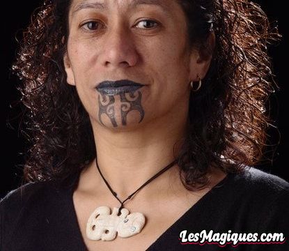 Tatouage maori au menton