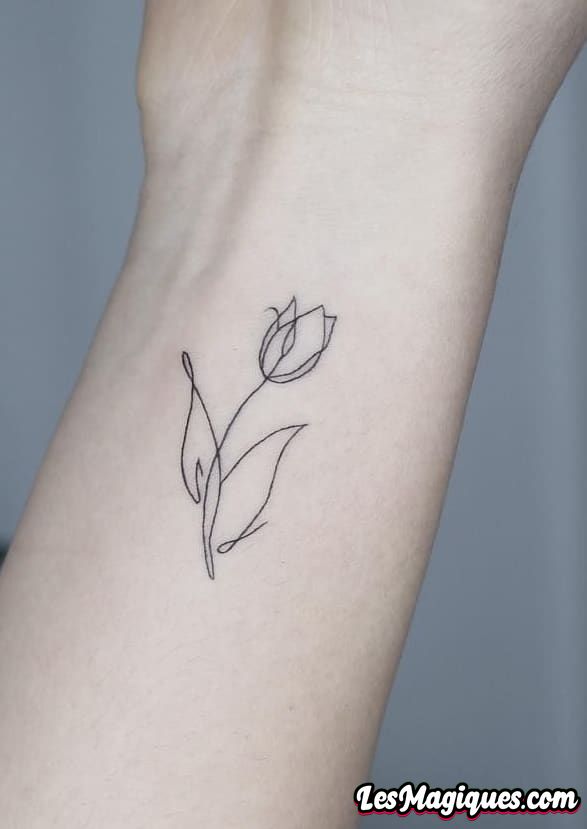 Tatouage fleur minimaliste