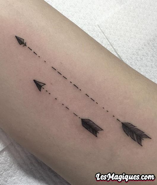Tatouage de flèche de code Morse