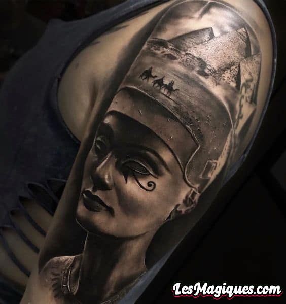 Tatouage Néfertiti et pyramides